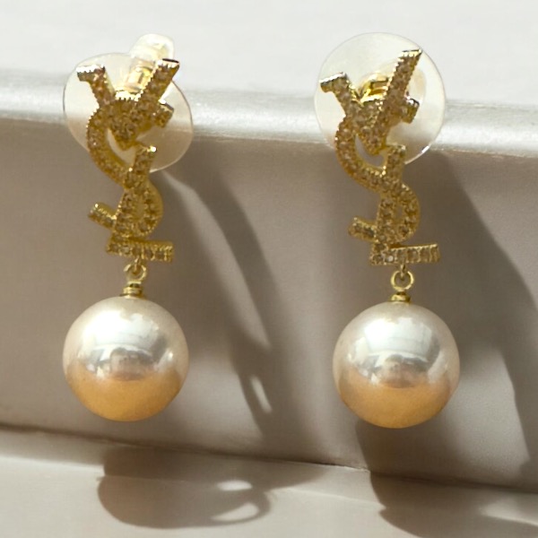 Minimalist  Zircon Earring With White Pearl Drop