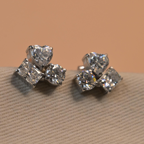 A Heart shaped Classic Round Brilliant cut stone Earring 