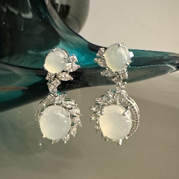 Sparkling Zircon Droops With White Stone