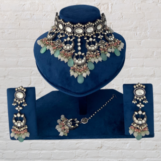 THE Lustrous Cocktail Jewellery Set That Is Studded By Shining Polki Kundan. 