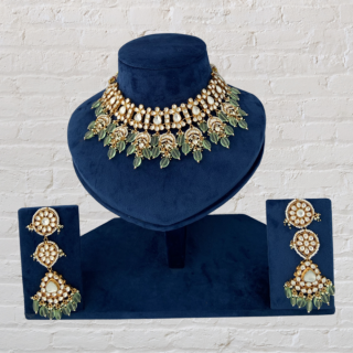 Be the Head Turner by Wearing this Enthralling Pachi Kundan Necklace set with Mang Tikka