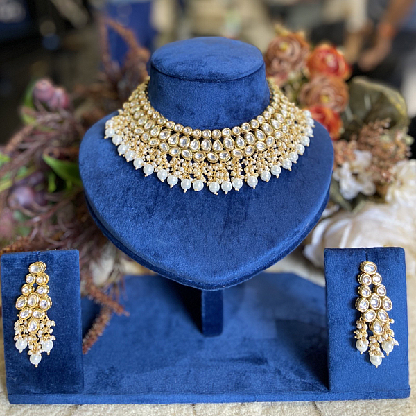 Lustrous Kundan Necklace with Timeless Green Tumbles Utter Nothing but Attractiveness!