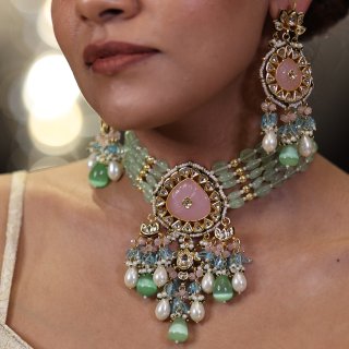 A Kundan  Monalisa Necklace set with Mint Tumbles is enough to doll up on the wedding ocassions