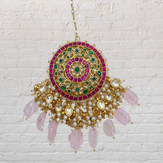 Elegant Pachi Kundan Tikka with Magenta and Green Accents for a Splash of Color