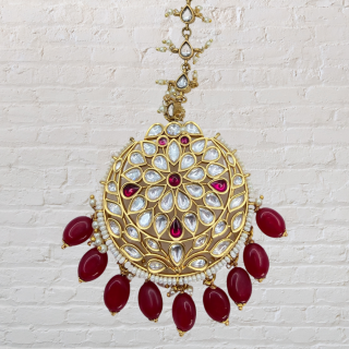 Be The Epicenter Of The Event With The Classy Looking Pachi Kundan Maang Tikka.