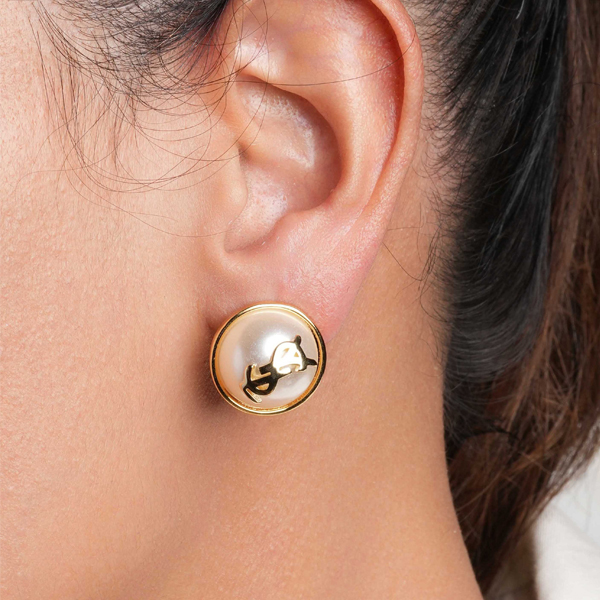 Hot Selling Premium Stud Available In Black And Pearl Stone 