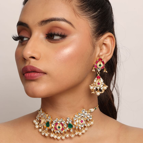 Grab this tantalizing Piece of Kundan Neckpiece and Be The Queen