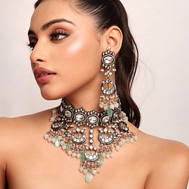THE Lustrous Cocktail Jewellery Set That Is Studded By Shining Polki Kundan. 