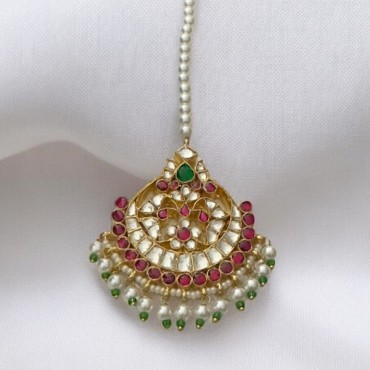 Elegant  Kundan Tikka with Magenta and Green Accents for a Splash of Color