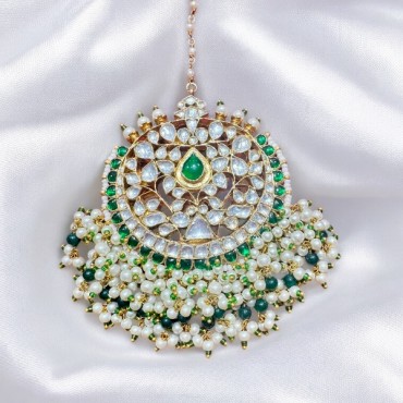 Polki Kundan Round Shaped Tikka is a masterpiece of jewelry artistry.