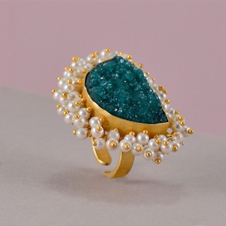 Unique Gleaming Green Stone Ring that You'll Adore Wearing it